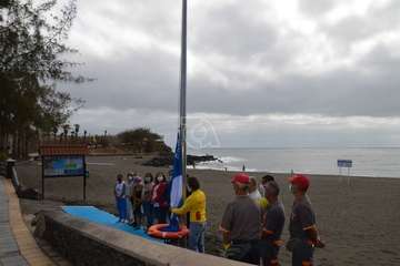 Izado de la bandera azul en Hoya del Pozo (foto TA/Francisco Javier Santana)
